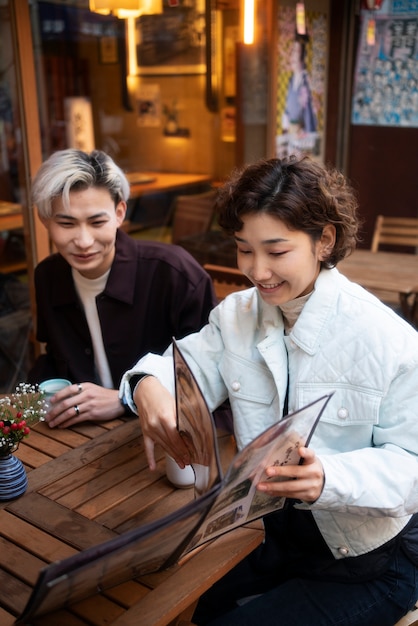 Mejores amigos pasando el rato en un restaurante