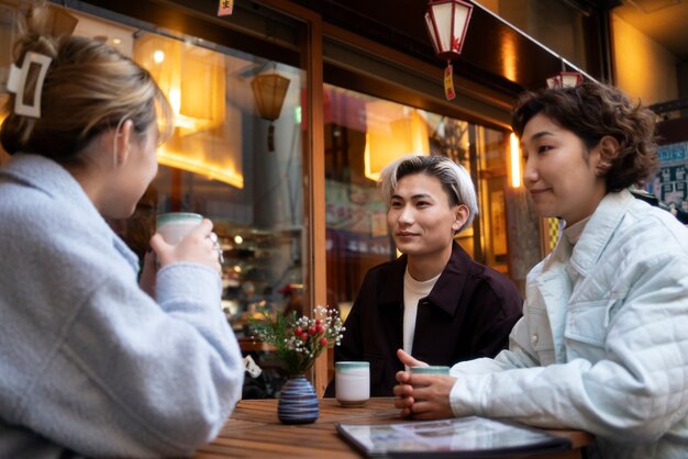 Mejores amigos pasando el rato en un restaurante