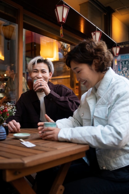 Mejores amigos pasando el rato en un restaurante