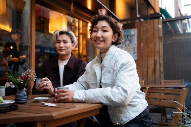 Mejores amigos pasando el rato en un restaurante