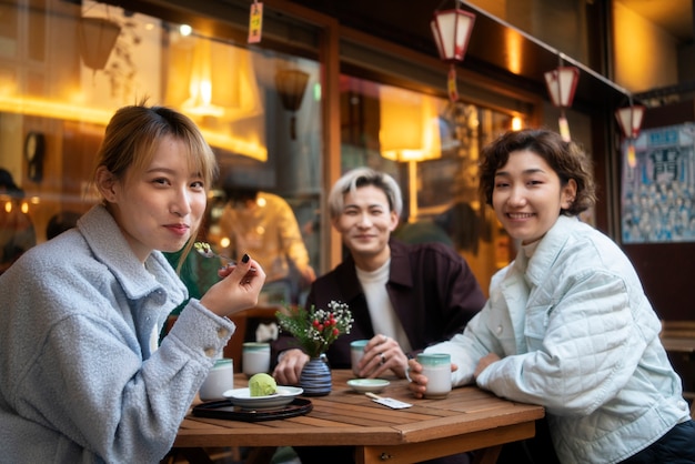 Mejores amigos pasando el rato en un restaurante