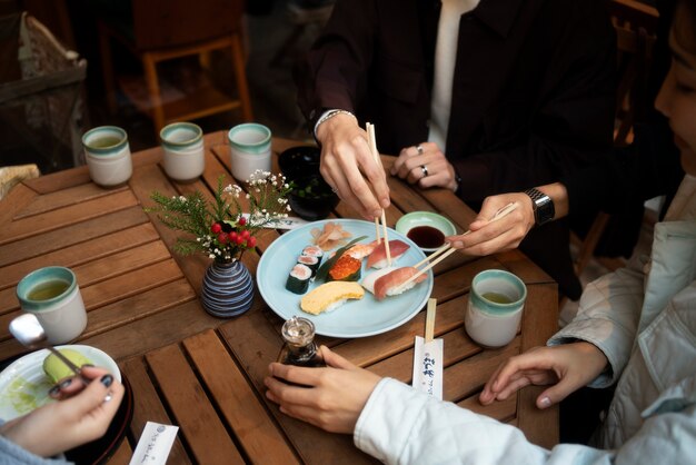 Mejores amigos pasando el rato en un restaurante