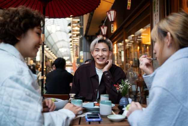 Mejores amigos pasando el rato en un restaurante