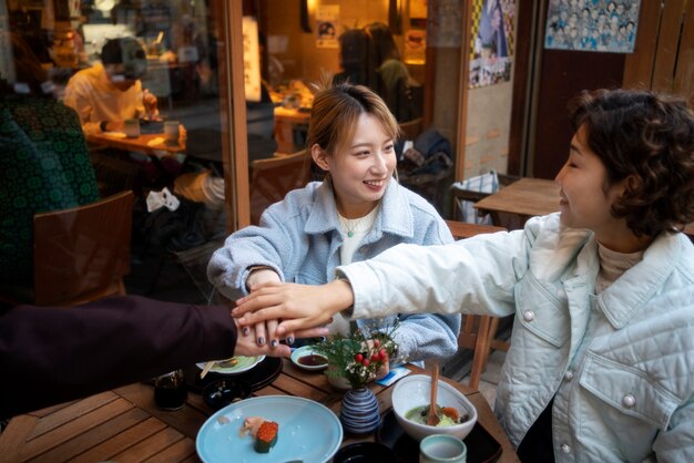 Mejores amigos pasando el rato en un restaurante