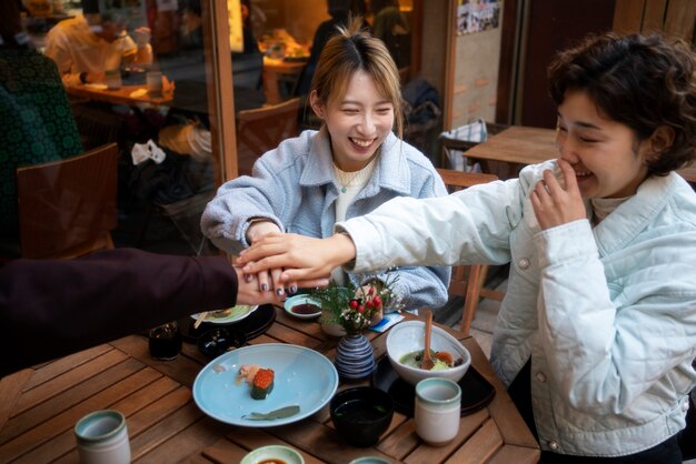 Mejores amigos pasando el rato en un restaurante