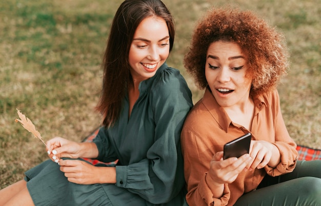 Mejores amigos pasando tiempo juntos afuera en otoño