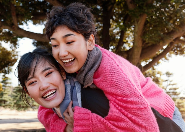 Foto gratuita mejores amigos pasando tiempo juntos al aire libre