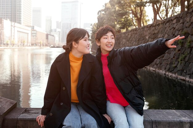 Mejores amigos pasando tiempo juntos al aire libre