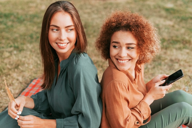 Foto gratuita mejores amigos pasando tiempo juntos en otoño