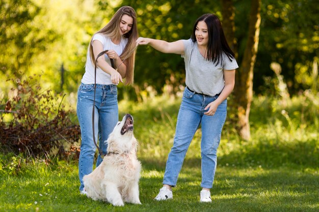 Mejores amigos paseando con su perro