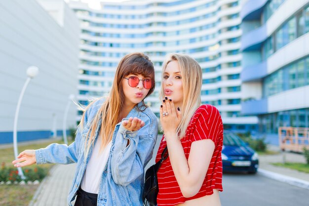 Los mejores amigos que se divierten juntos y disfrutan de unas vacaciones en una ciudad moderna y soleada