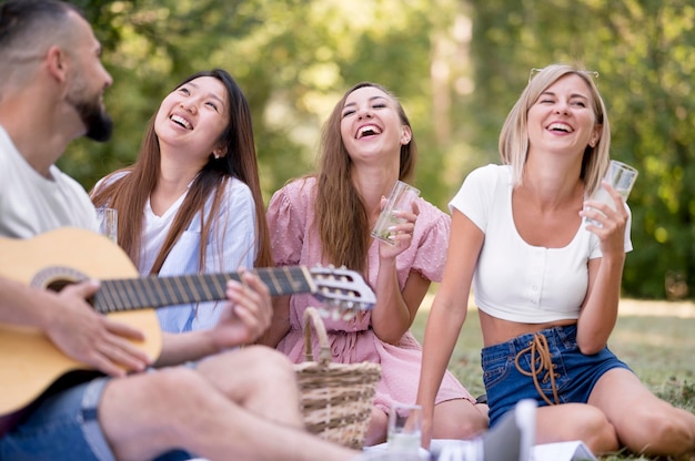 Foto gratuita mejores amigos relajándose después de una pandemia