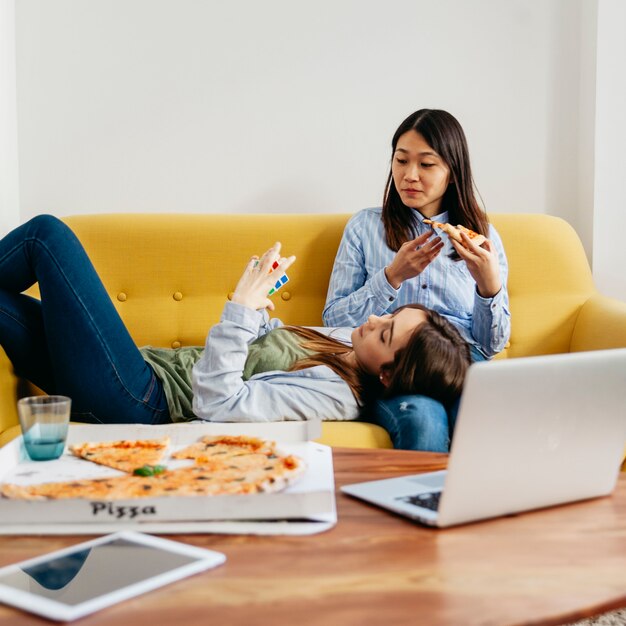 Los mejores amigos relajarse y comer pizza