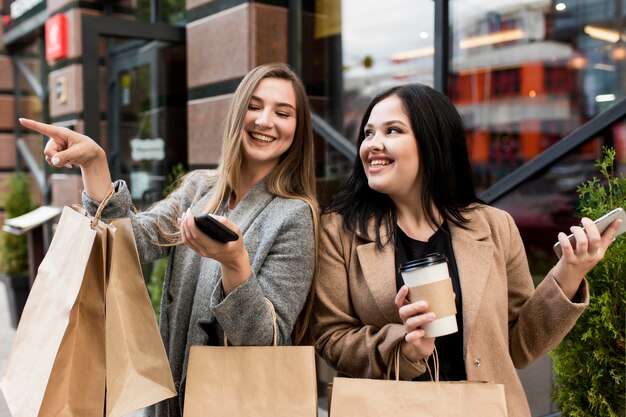 Mejores amigos siendo felices después de una juerga de compras