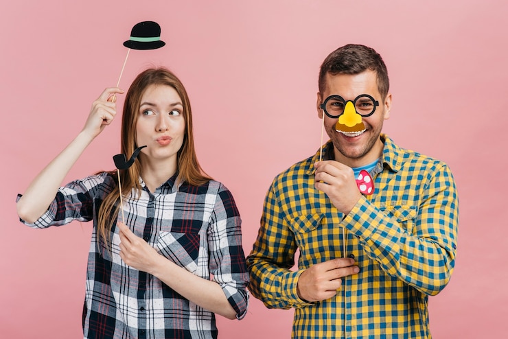 Foto gratuito los mejores amigos son tontos con objetos falsos