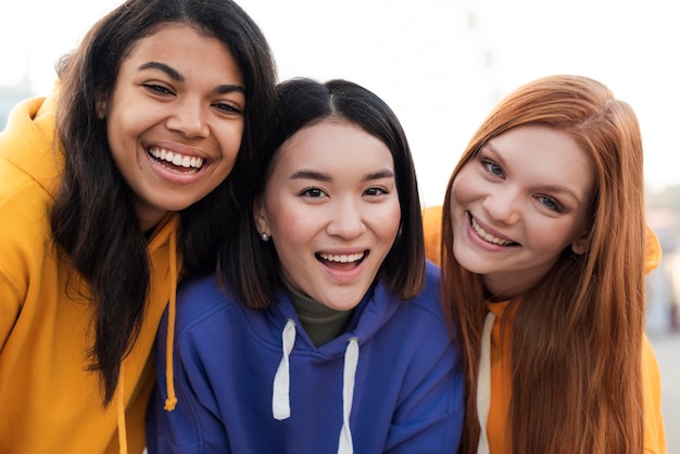 Mejores amigos sonriendo al aire libre