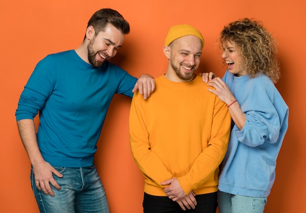 Mejores amigos sonrientes posando juntos