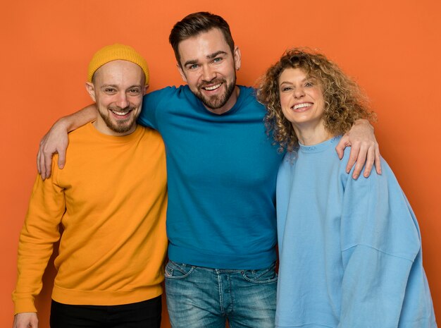 Mejores amigos sonrientes posando juntos