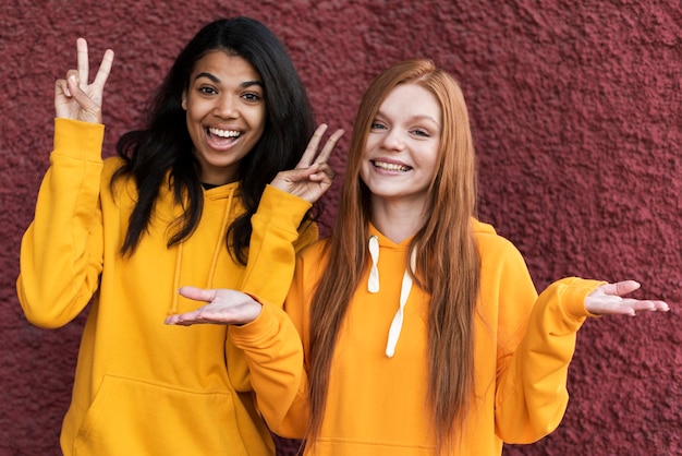 Mejores amigos con sudaderas amarillas