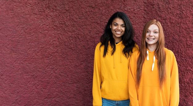 Mejores amigos en sudaderas con capucha amarillas con espacio de copia