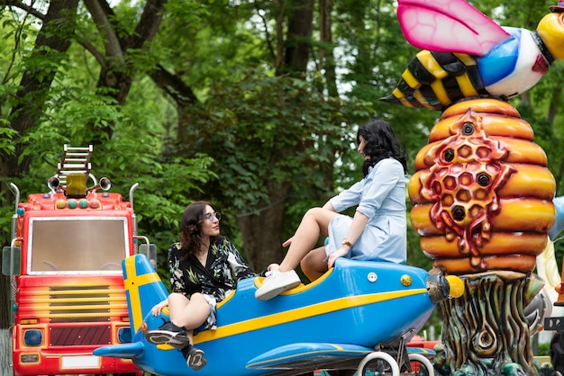 Mejores amigos de tiro largo en el parque de diversiones