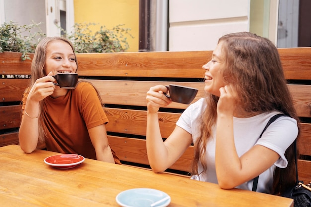 Mejores amigos tomando café juntos al aire libre