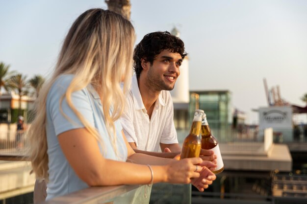 Mejores amigos tomando una copa juntos al aire libre