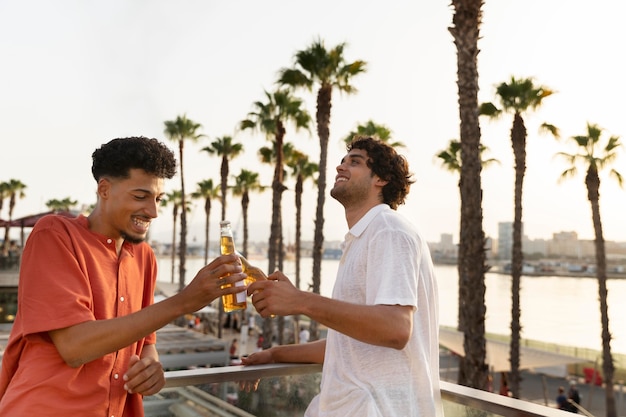 Mejores amigos tomando una copa juntos al aire libre