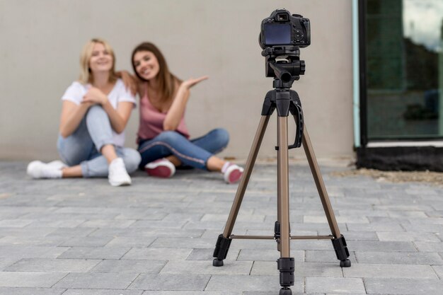 Mejores amigos tomando una foto junto con una cámara