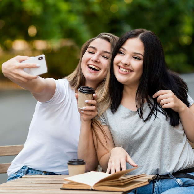 Mejores amigos tomando un selfie al aire libre