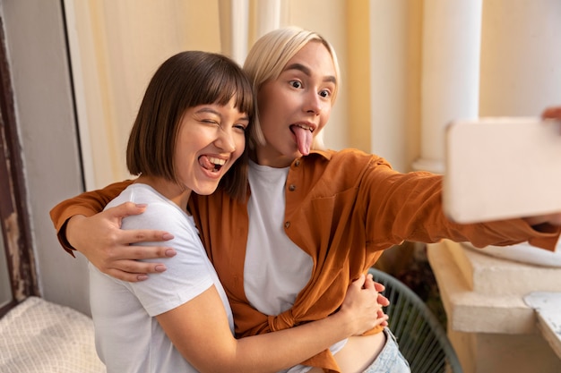 Mejores amigos tomando un selfie en una fiesta