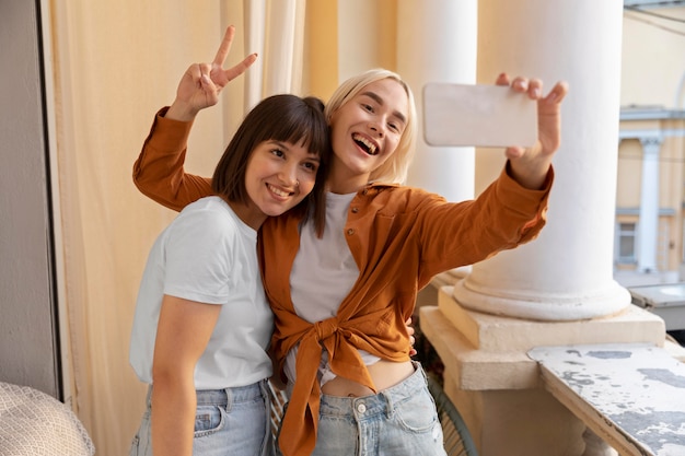 Mejores amigos tomando un selfie en una fiesta