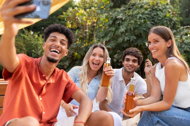 Mejores amigos tomando un selfie juntos al aire libre