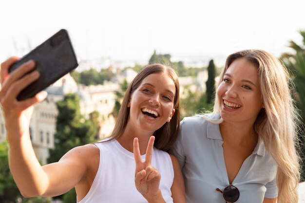 Mejores amigos tomando un selfie juntos al aire libre