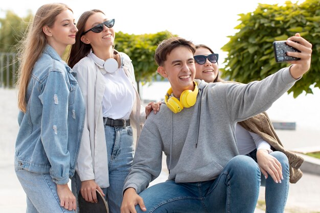 Mejores amigos tomando un selfie juntos al aire libre