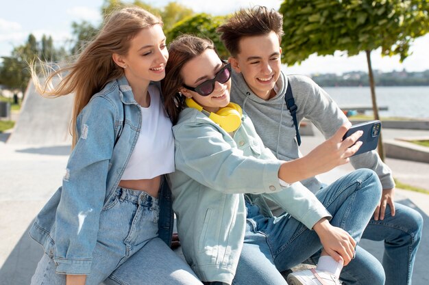 Mejores amigos tomando un selfie juntos al aire libre