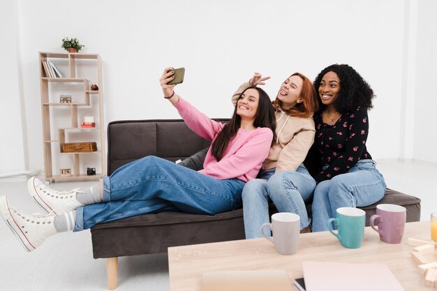 Mejores amigos tomando una selfie