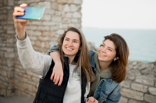 Mejores amigos tomando una selfie