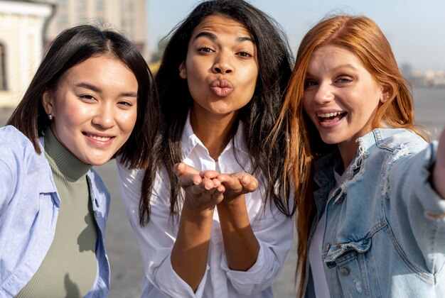 Mejores amigos tomando una selfie