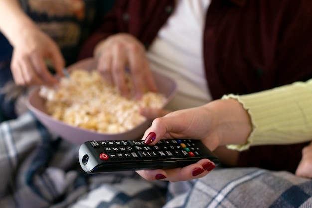 Mejores amigos viendo servicio de streaming juntos en interiores