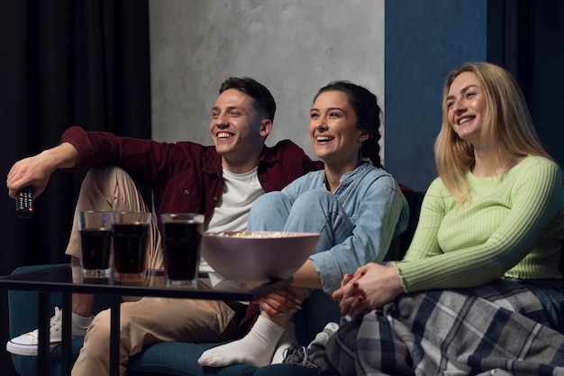 Foto gratuita mejores amigos viendo servicio de streaming juntos en la sala de estar