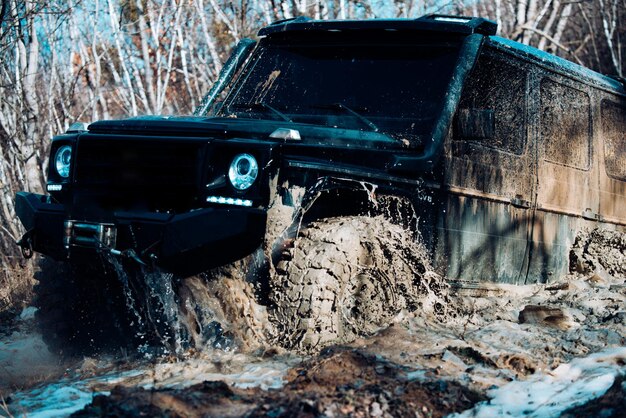 Jeep Se Estrello Contra Un Charco Y Recogio Un Rocio De Pista De Tierra En El Barro X Todoterreno Suv Coche Todoterreno Coche Todoterreno Foto Premium
