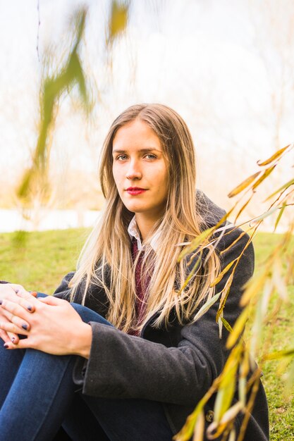 Melancolía de otoño en hermosos ojos de mujer