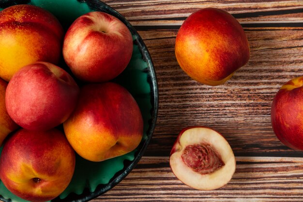 Melocotones rojos y amarillos en bandeja verde