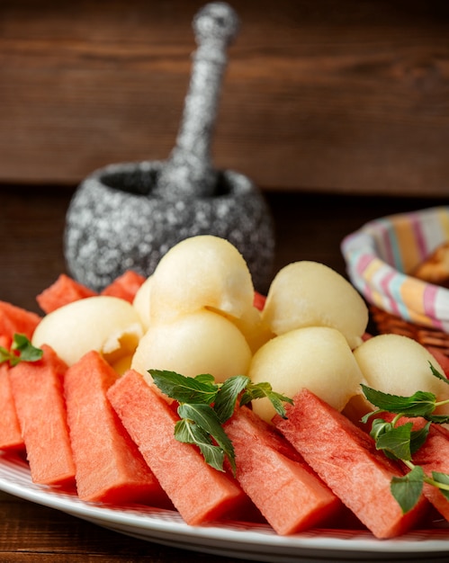 Foto gratuita melón y sandía sobre la mesa