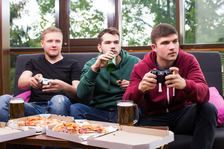 Photo Gratis men fans watching football on tv and drink beer. three men drinking beer and having fun together in the bar