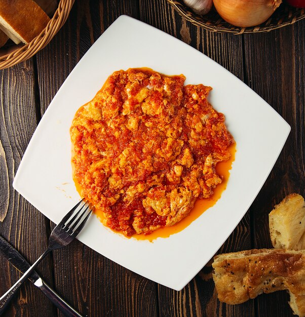 Menemen, tortilla turca de desayuno con cebolla y tomates.