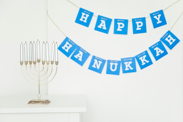 Menorá cerca de guirnalda feliz Hanukkah