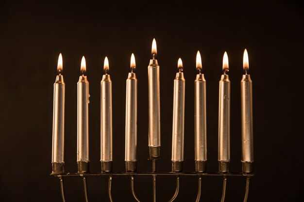 Menorah dorada con velas encendidas