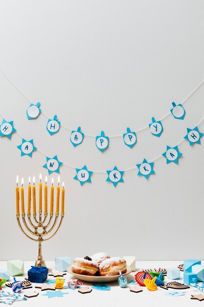 Menorah hebrea con dulces en una mesa